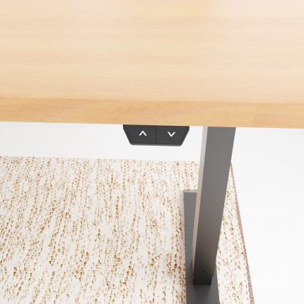 Höhenverstellbarer Schreibtisch JacksBasic® elektrisch inklusive Buche Tischplatte Tischgestell Schwarz mit Teppich und Logo Detailansicht