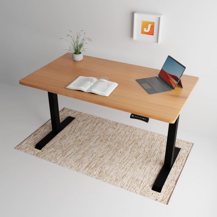 Höhenverstellbarer Schreibtisch JacksPro® elektrisch inklusive Buche Tischplatte Tischgestell Schwarz mit Teppich und Logo