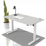 elektrischer-Schreibtisch grau basic mit heller Schreibtischplatte