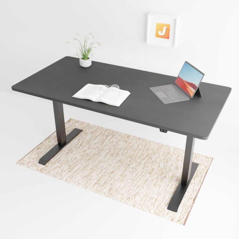 Höhenverstellbarer Schreibtisch JacksBasic® elektrisch inklusive Schwarze Tischplatte Tischgestell Schwarz mit Teppich und Logo