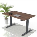 Hoehenverstellbarer Schreibtisch Oled Display mit Anthrazit gestell und nussbaum tischplatte Titelbild