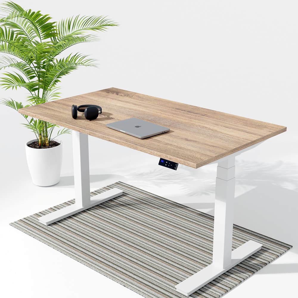 Höhenverstellbarer Schreibtisch Jack Premium LongLife elektrisch mit Rustikaler Tischplatte Tischgestell in Weisser auf Teppich mit Zimmerpflanze