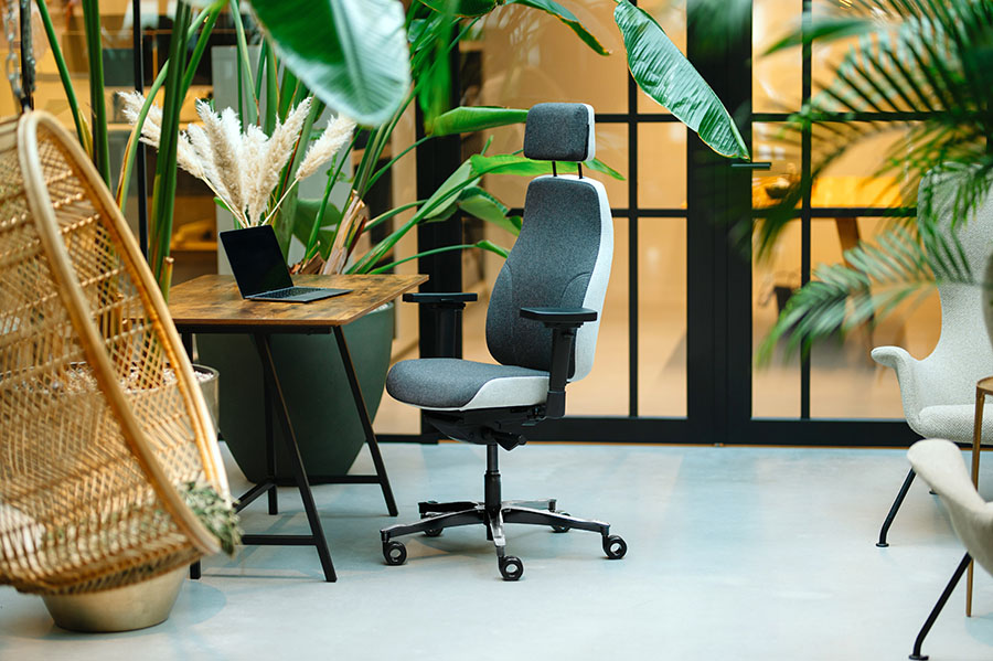 Ergonomischer Bürostuhl vor einem Schreibtisch