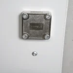Aktenschrank Holz Detailbild vom Metallbeschlag von Häfele