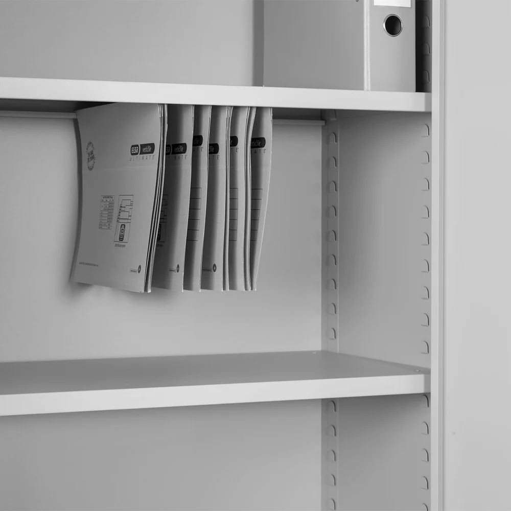 Stahl-Aktenschrank mit angebrachten Hängeregister Stahl-Aktenschrank mit angebrachten Hängeregister