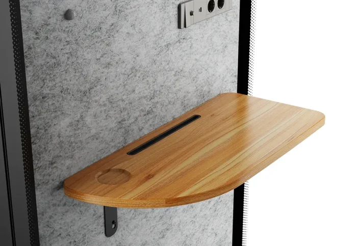Integrierter Holztisch mit Becherhalter im Office Pod