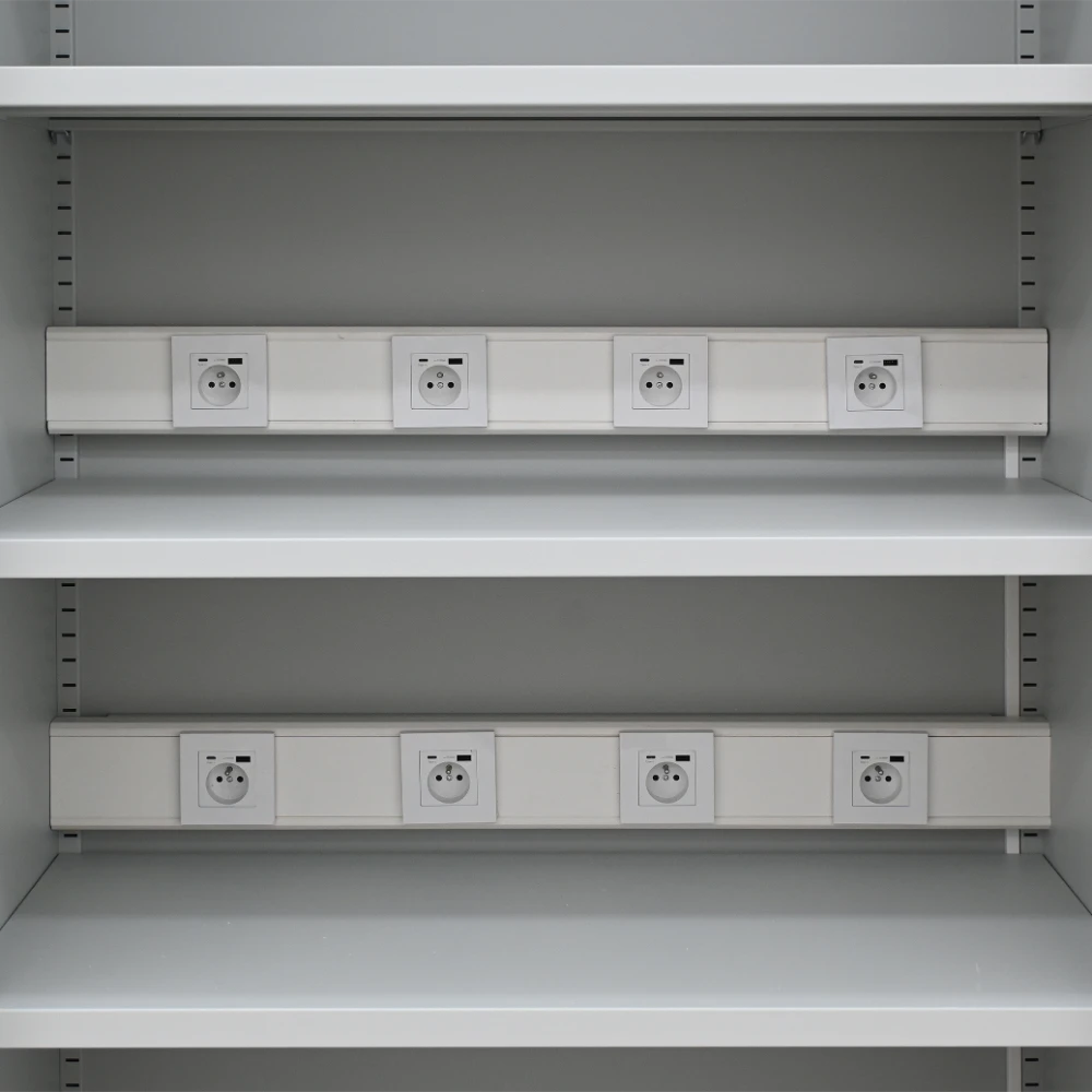 AKKULADESCHRANK-STAHL-920x500x1960-1S_DETAIL-04 Stahl-Steckdosenschrank 920 × 500 – Laden hinter Stahltüren – Detailansicht