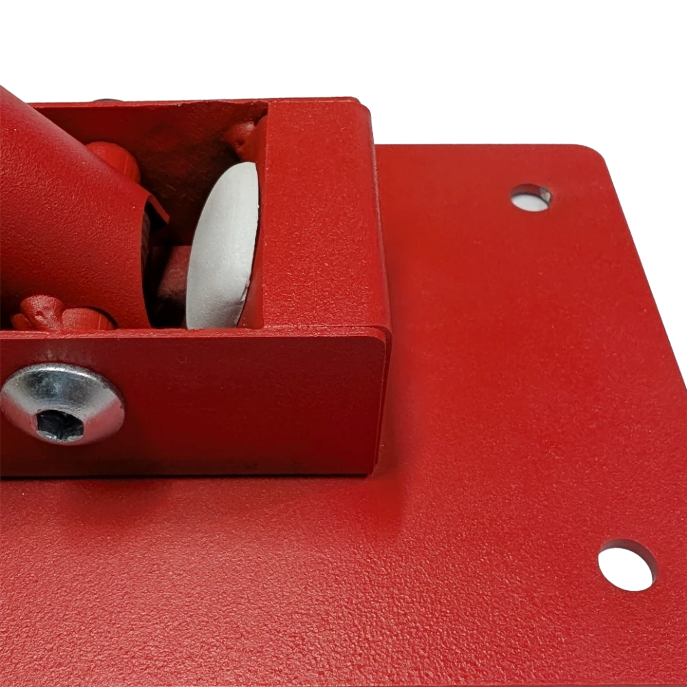 FEUERWEHR_HELMHALTER_DETAIL-01_3000 Klappbarer Helmhalter für Feuerwehrschränke – Detailansicht