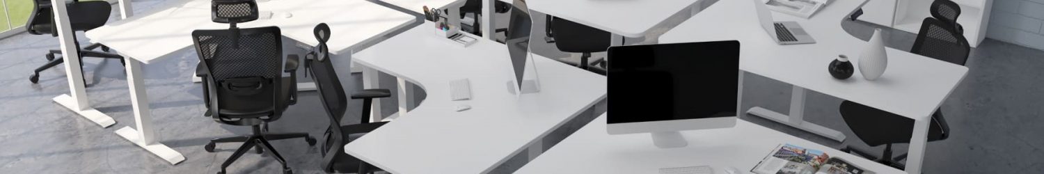 Eckschreibtische höhenverstellbar elektrisch in Reihe im Großraumbüro mit weißer Schreibtischplatte und weißem Schreibtischgestell