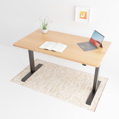 Höhenverstellbarer Schreibtisch JacksBasic® elektrisch inklusive Buche Tischplatte Tischgestell Schwarz mit Teppich und Logo Draufsicht